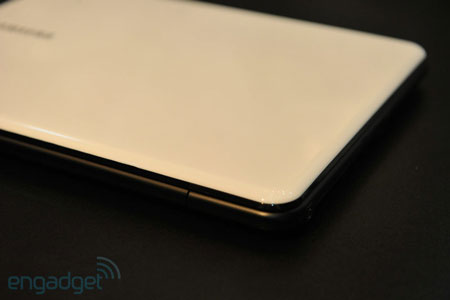 Cận cảnh laptop đầu tiên chạy hệ điều hành Google Chrome Can canh laptop dau tien chay he dieu hanh Google Chrome