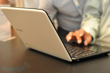 Cận cảnh laptop đầu tiên chạy hệ điều hành Google Chrome Can canh laptop dau tien chay he dieu hanh Google Chrome